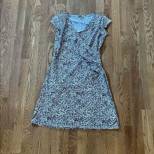 Athleta Black and White Cap Sleeve V‑Neck Mini Dress